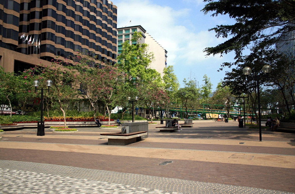 尖沙咀深宵露寢百周年紀念公園 男子遭搶4卡鑽戒和勞力士