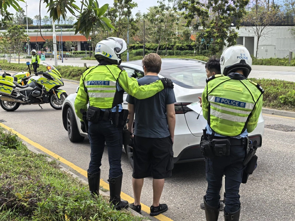 警方東九龍打擊白牌車 拘兩司機涉非法載客取酬