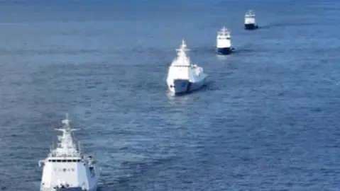 東部戰區組織133編隊完成西太平洋海域演訓活動 經與西水道返回