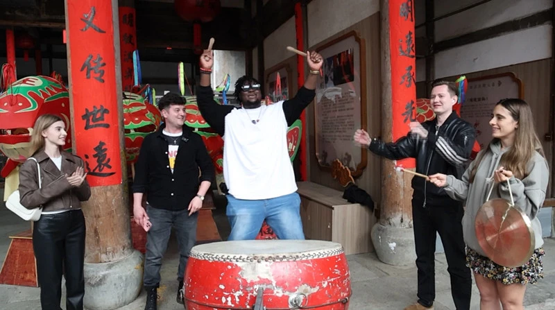 有片| 聚焦瞻淇魚燈感受徽州非遺 「國際網紅看安徽」活動走進歙縣