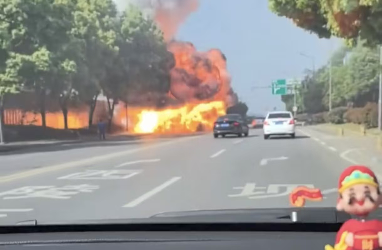 湖北宜昌一貨車途中自燃爆燃 現場無人員傷亡