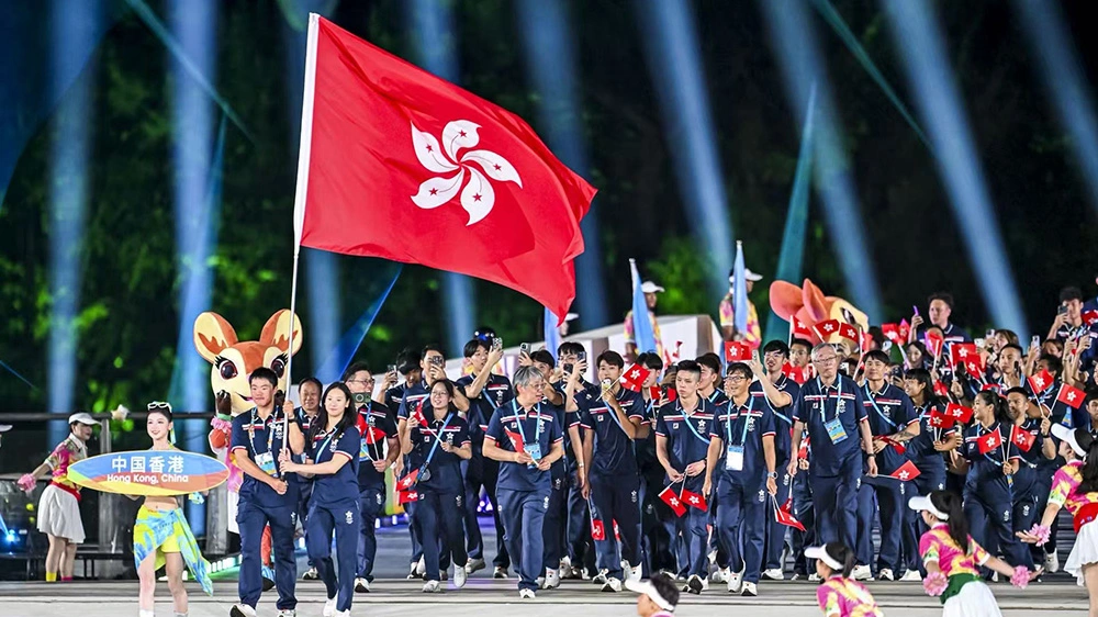 亞沙運開幕 聶芷彥何焌喬持旗領港隊進場