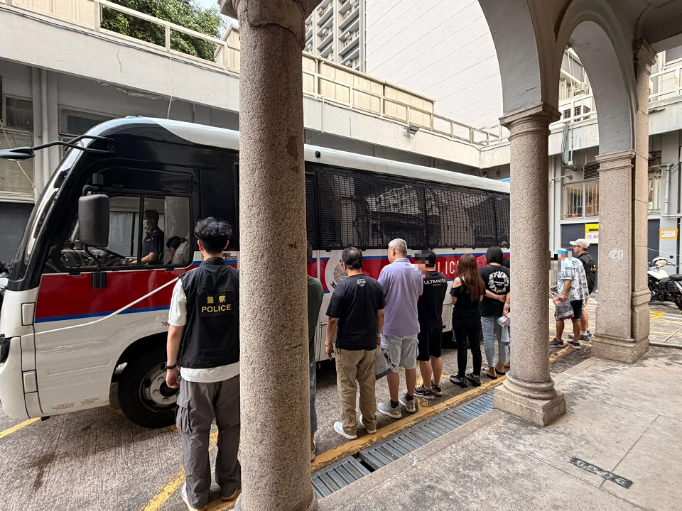 警方旺角破麻雀賭檔 拘10男女包括女主持