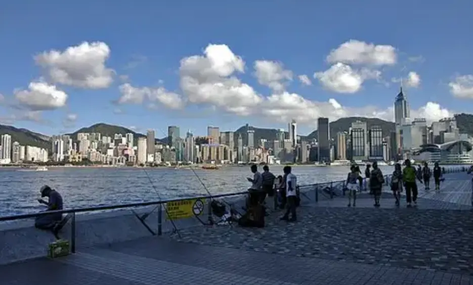 冷鋒襲港！本港23日氣溫將逐降至23度 有幾陣狂風雷暴