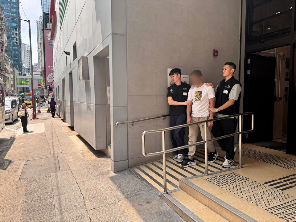 有片 〡入境處打擊非法外賣送遞 涉借帳號獲利拘12人