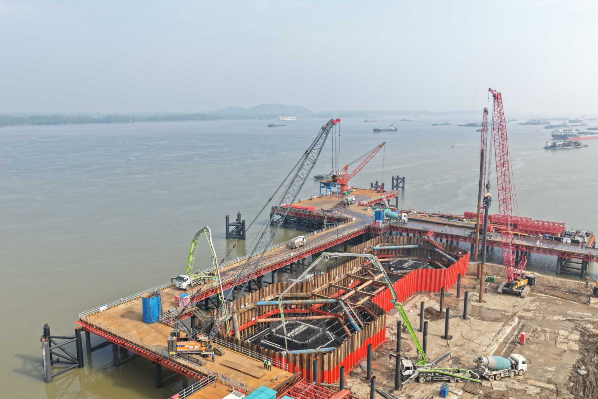 蕪湖泰山路長江大橋主航道橋南主墩承台澆築完成