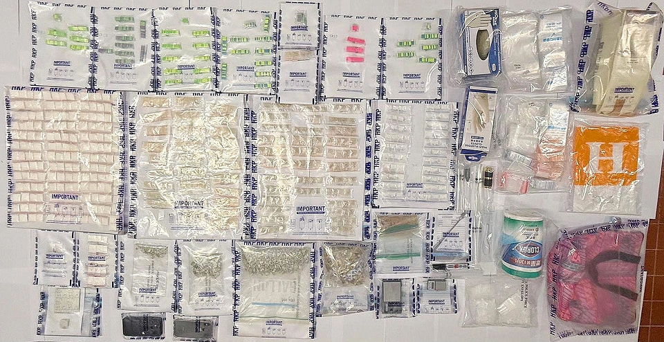 警方土瓜灣破毒品倉 拘17歲外籍男檢51萬元毒品