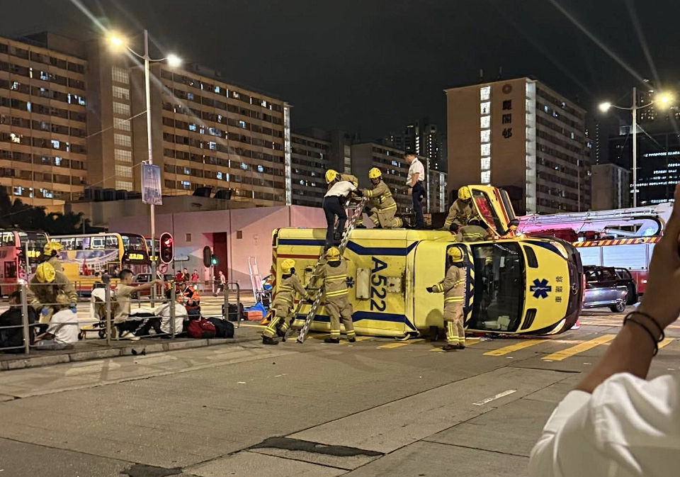 有片丨長沙灣救護車被私家車撞翻 司機涉醉駕被捕