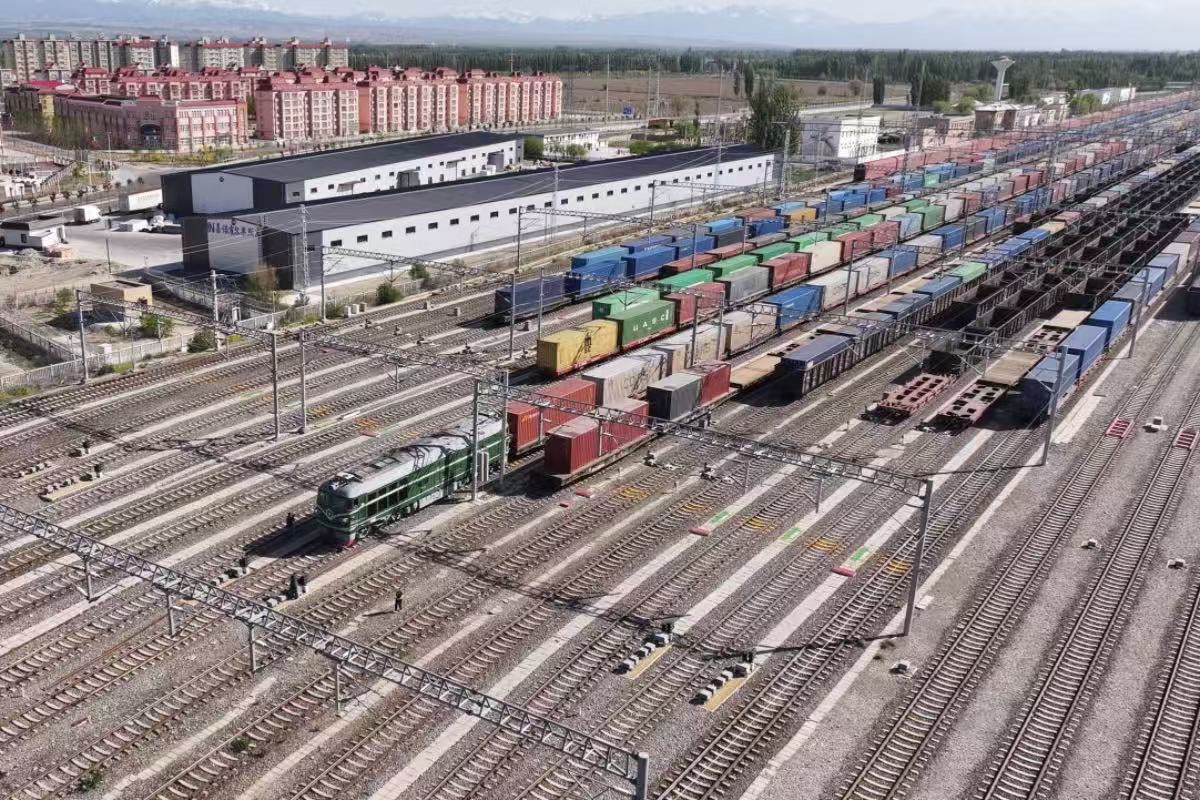 霍爾果斯鐵路口岸今年通行中歐中亞班列突破3000列