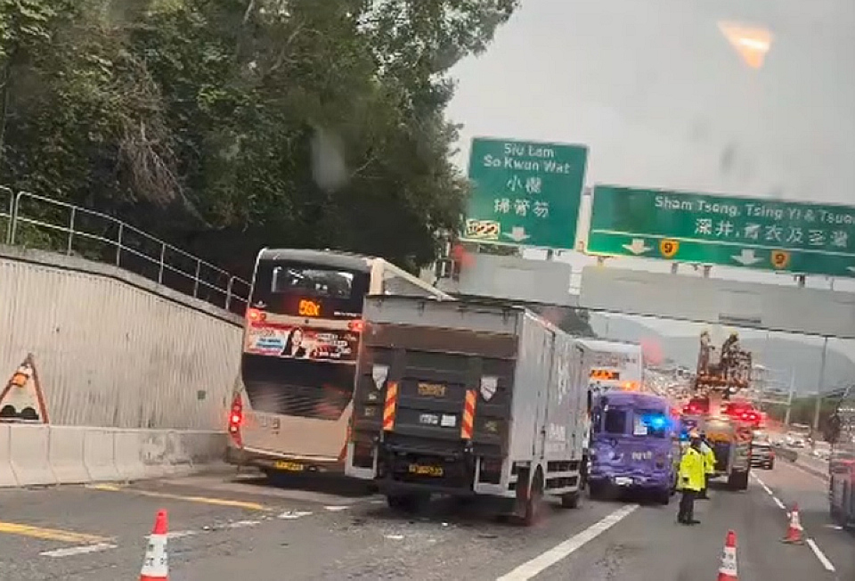 有片〡屯門公路轉車站外3車相撞 嚴重擠塞兩小時
