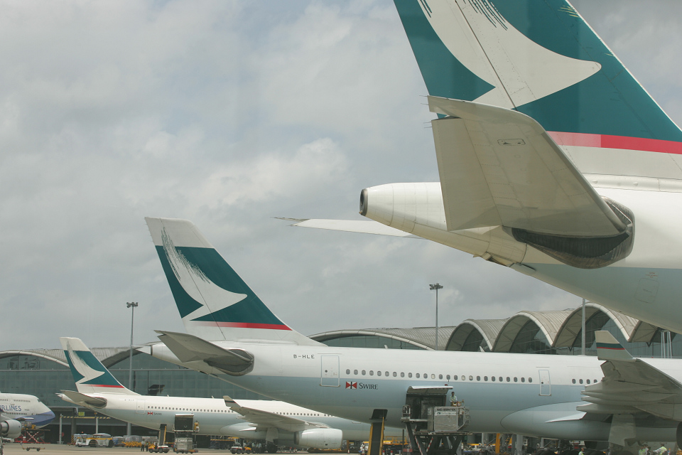 保險經紀患癌頻往返港英就醫 偕妻乘國泰返港途中不治