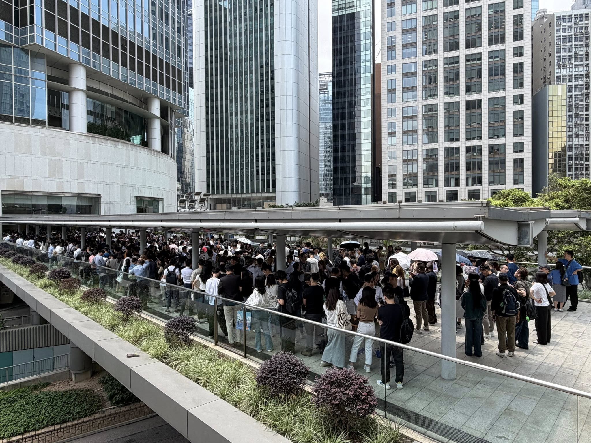 【港樓】首岸1期首售 218伙沽清 售樓場面冚墟