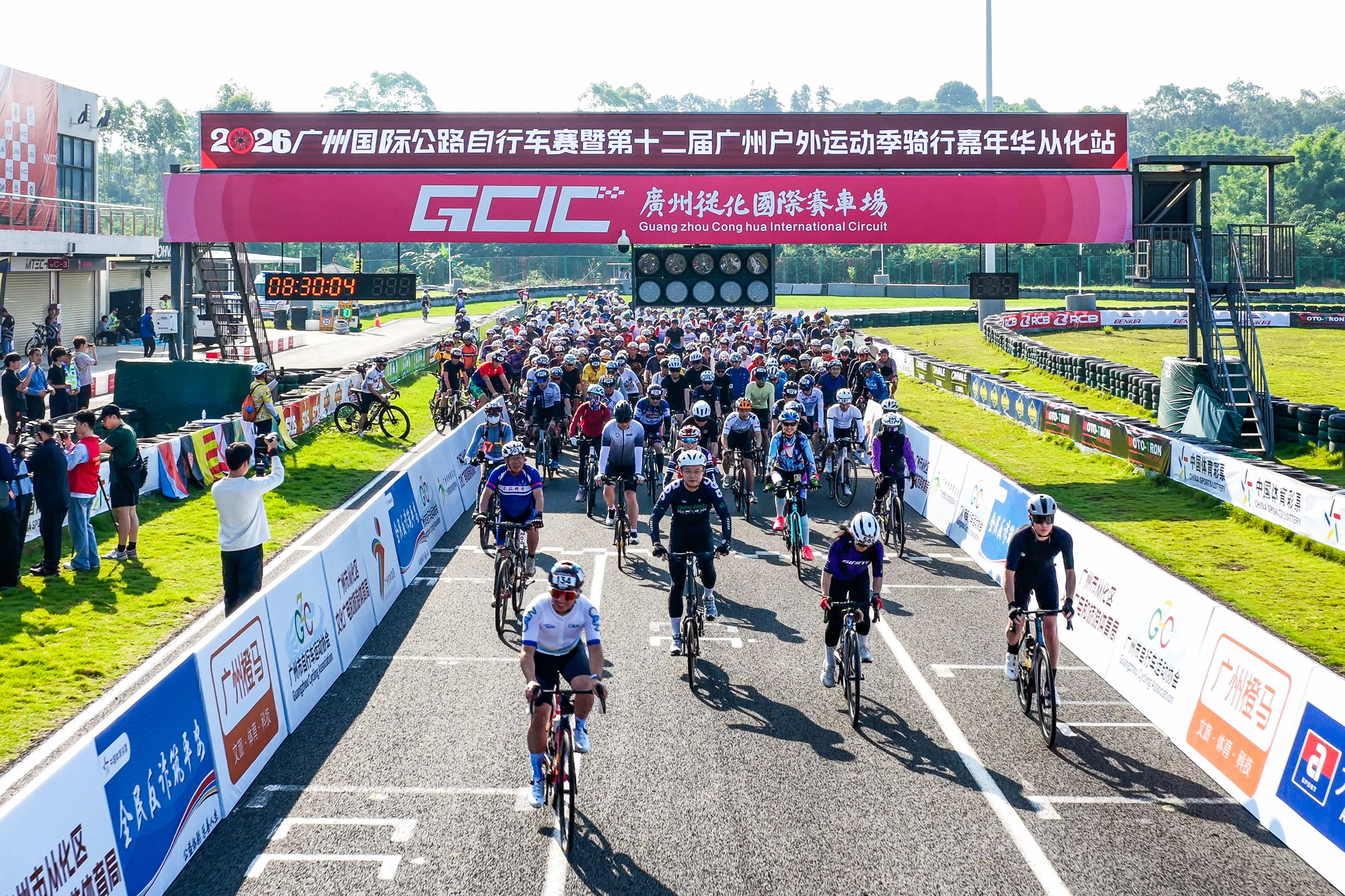 百名頂尖職業車手齊聚廣州 2026廣州國際公路自行車賽順利舉行