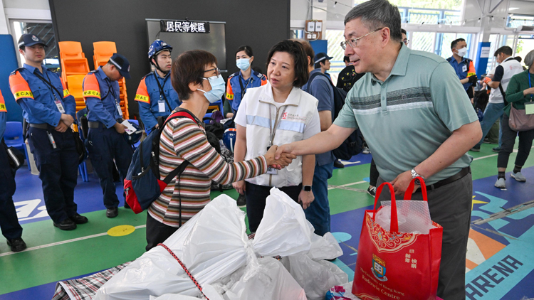 政府每日出動過千名同事全力支援 宏福苑居民第七日上樓秩序良好