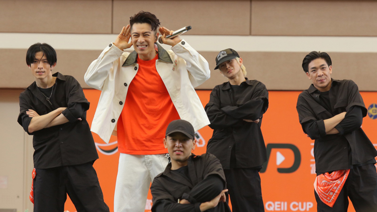 有片 | 冠軍賽馬日開幕表演 周柏豪馬場獻唱