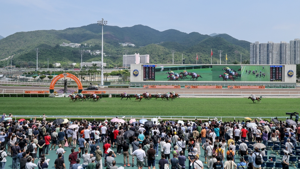 香港精英馬匹囊括富衛保險冠軍賽馬日三項一級賽冠軍 入場旅客人數再創新高