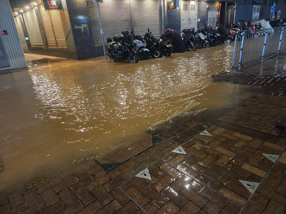 灣仔謝斐道爆鹹水管 水務署：爭取今早重開行車線