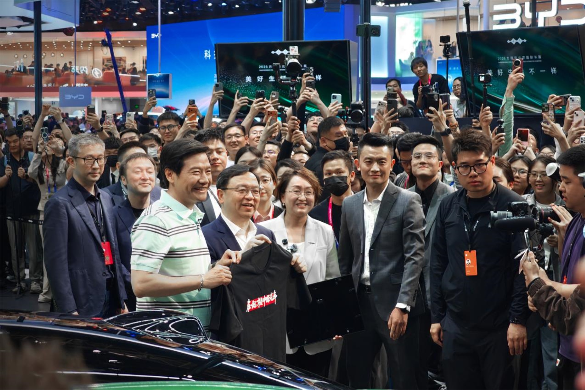 北京車展頂流實錘！比亞迪E3館炸場，明星老外齊打卡