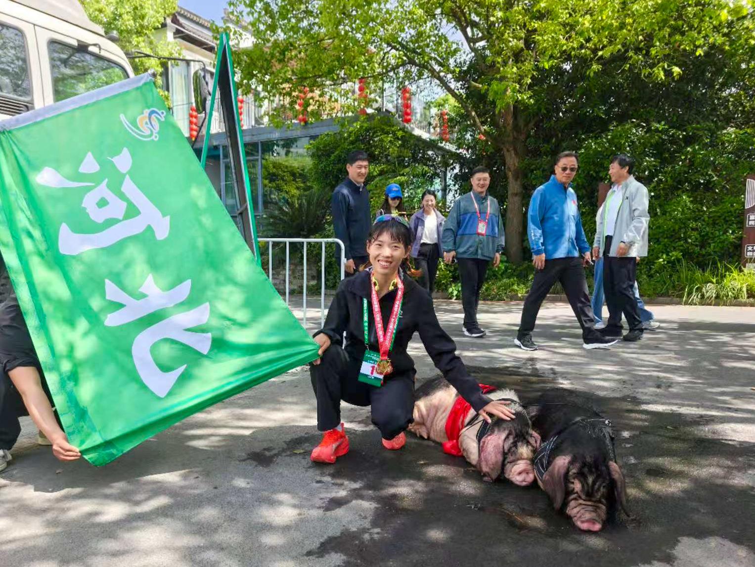 黃山市徽州區：「村跑」一等獎  喜抱「悠悠豬」