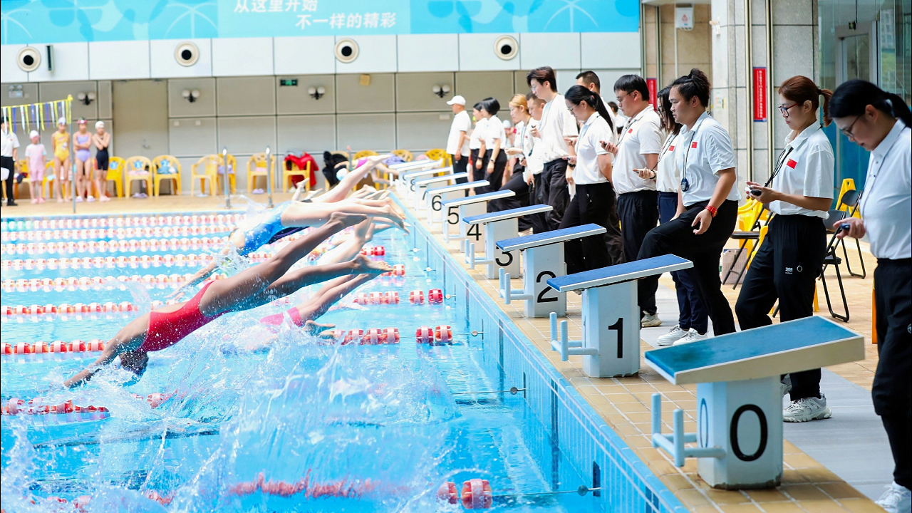 泳池爭鋒展少年風采2026年寶安區「體彩杯」 少年兒童游泳錦標賽開賽
