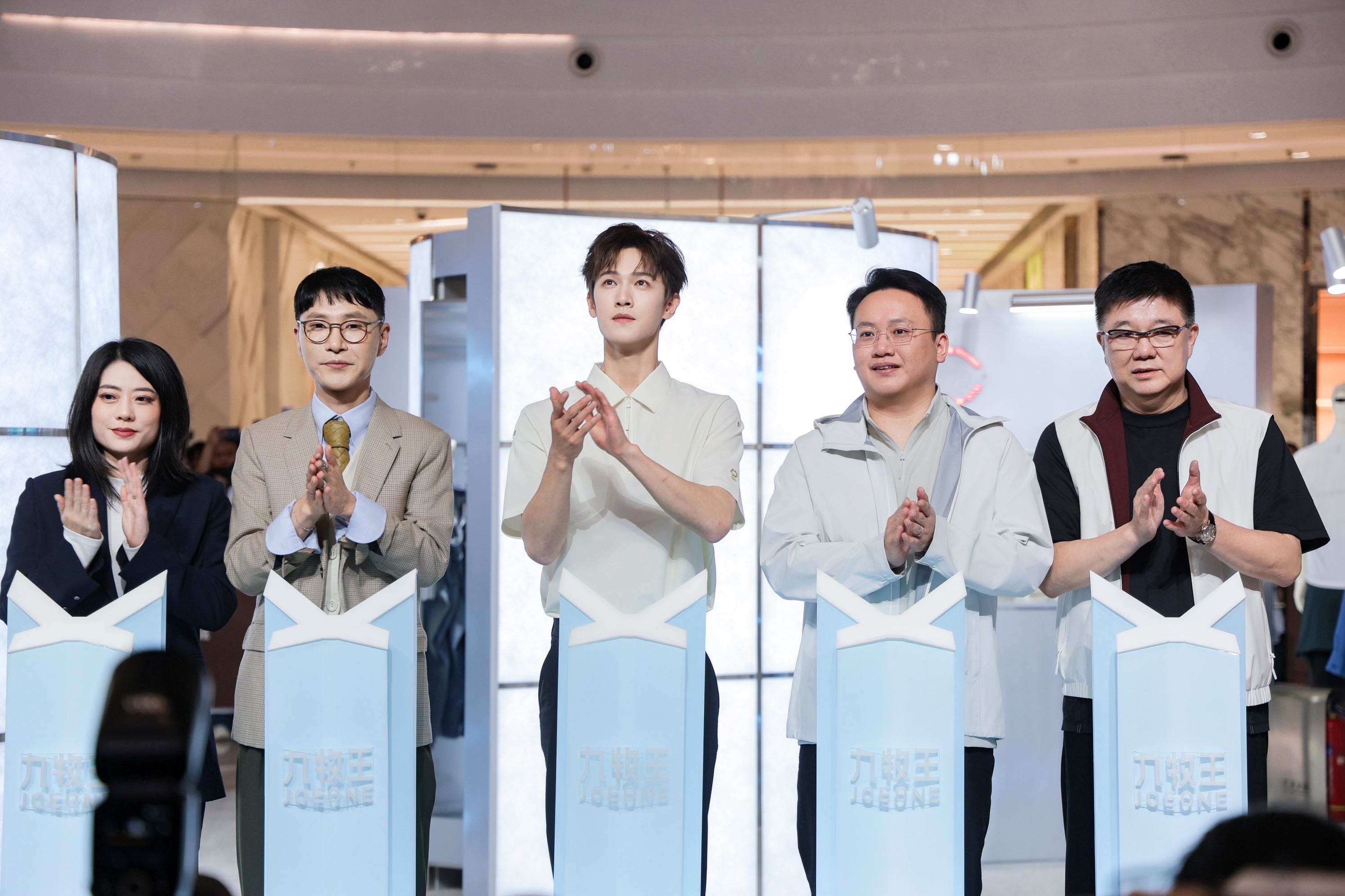 李昀銳空降廈門出席品牌活動  商圈爆滿