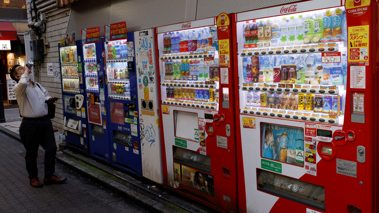 通脹持續令消費者轉去便利店  日本自動販賣機生意難做