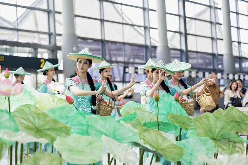 岳陽「洞庭漁女」閃現長沙機場  航文旅融合開啟「寵客」模式