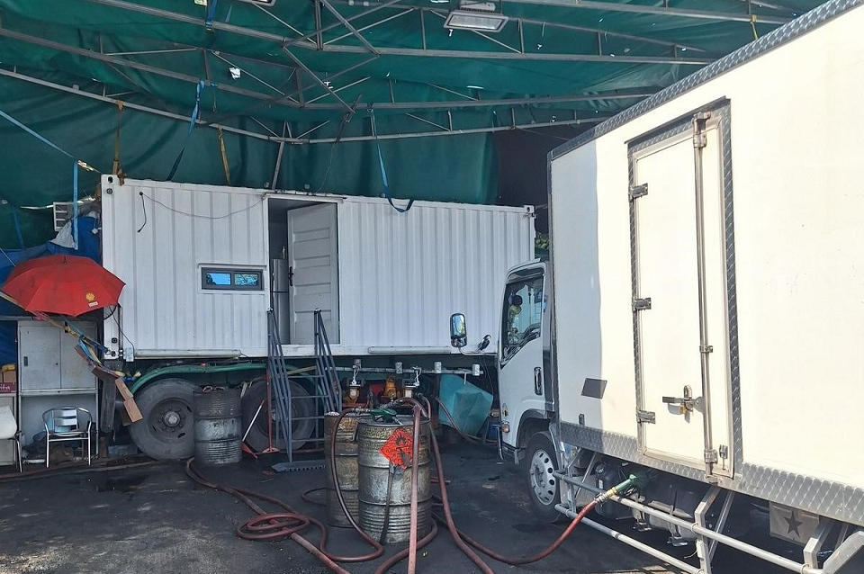 消防處搗破兩個非法加油站 檢逾4000公升柴油