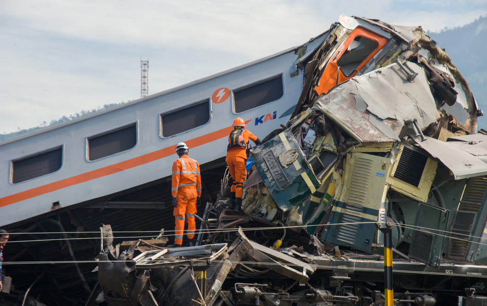 印尼列車相撞事故已致7死81傷 