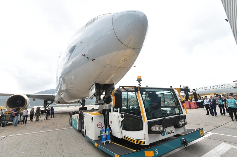 中電港機合作推動飛機工程全電氣化 引入全港首部飛機專用重型電動拖車