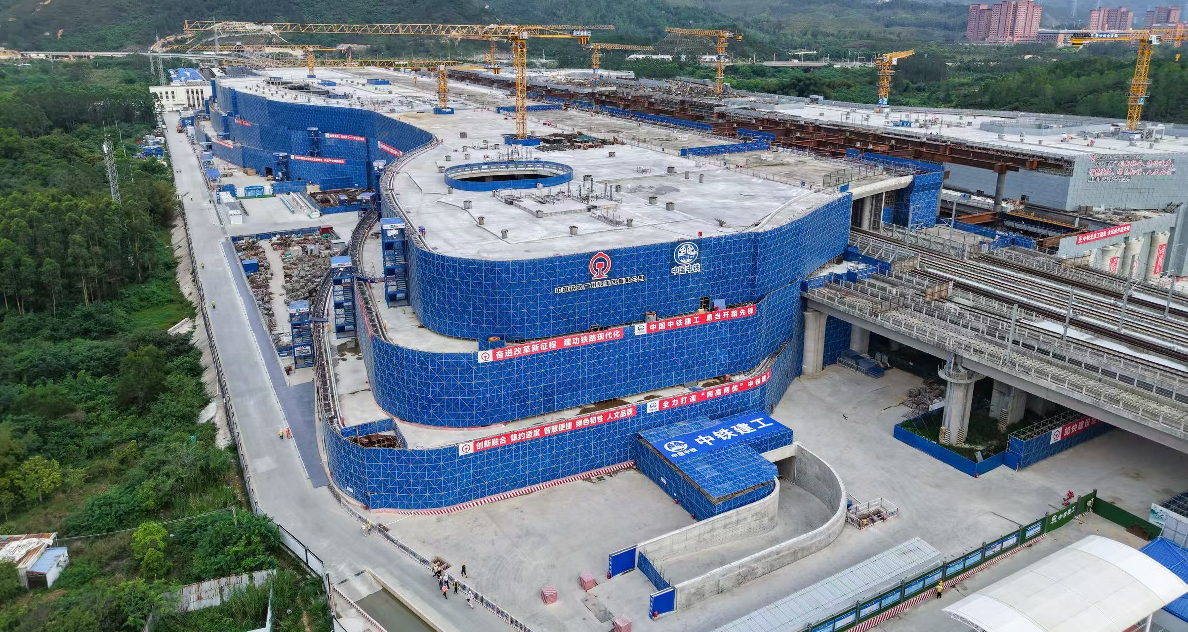承接廣深 輻射粵東 深汕站主體混凝土結構封頂 項目建設全面轉入新階段 