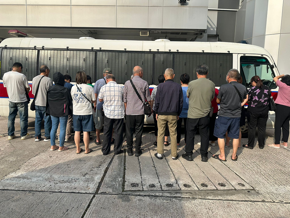 警方天水圍打擊街頭賭博 拘捕24名男女