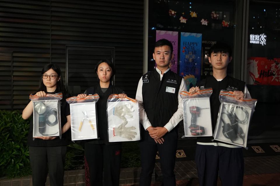 入境處新蒲崗打擊黑工 拘8人涉商廈從事裝修