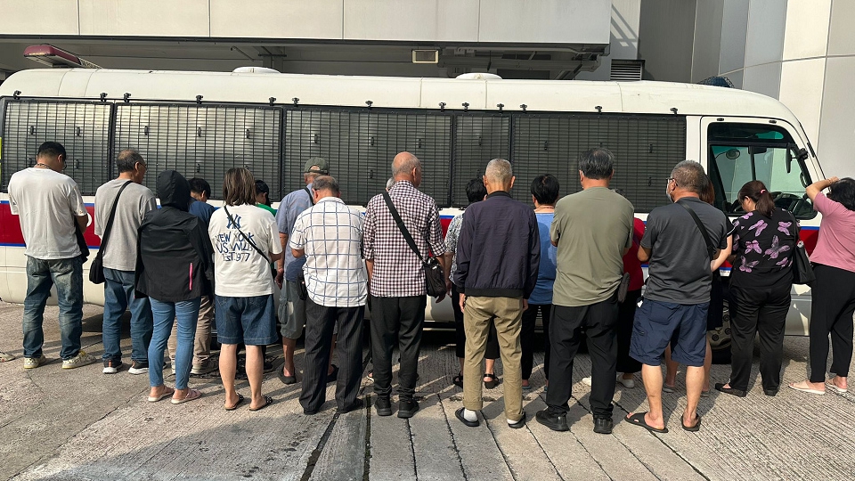 警方天水圍打擊街頭賭博 拘捕24名男女