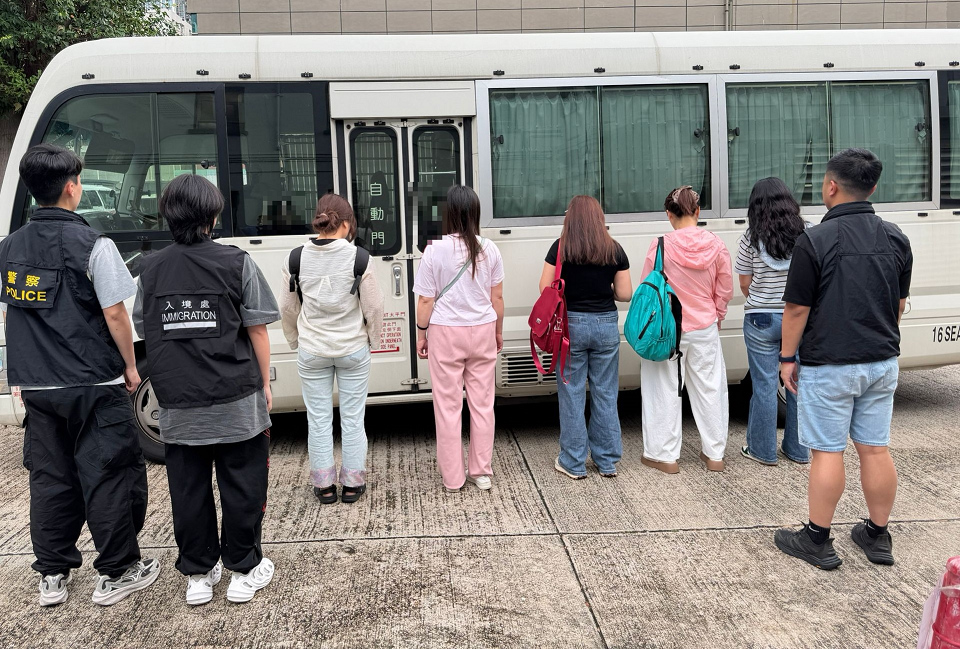 警方深水埗反罪惡行動 拘14名非法入境者