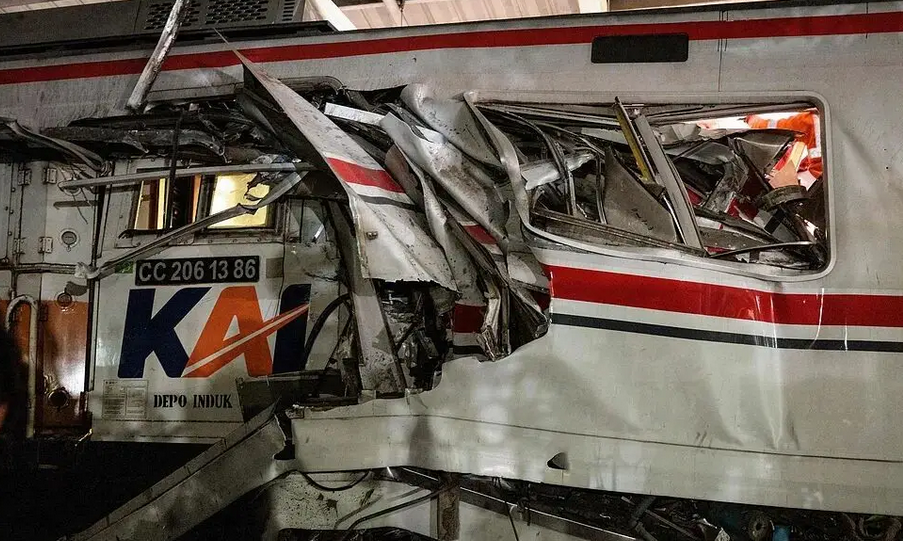 國際觀察丨印尼列車相撞釀15人遇難背後：舊鐵路遇上新城市