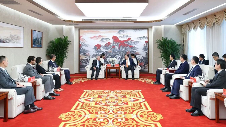 夏寶龍會見香港中電集團主席米高·嘉道理一行