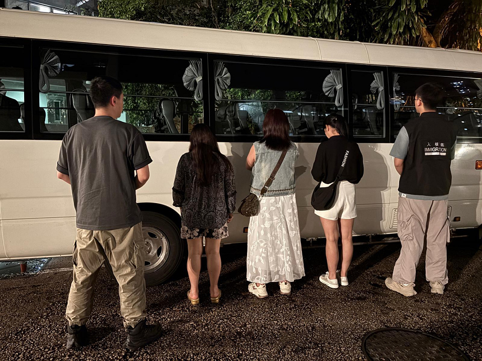 警方東九龍打擊非法勞工 拘捕10名男女