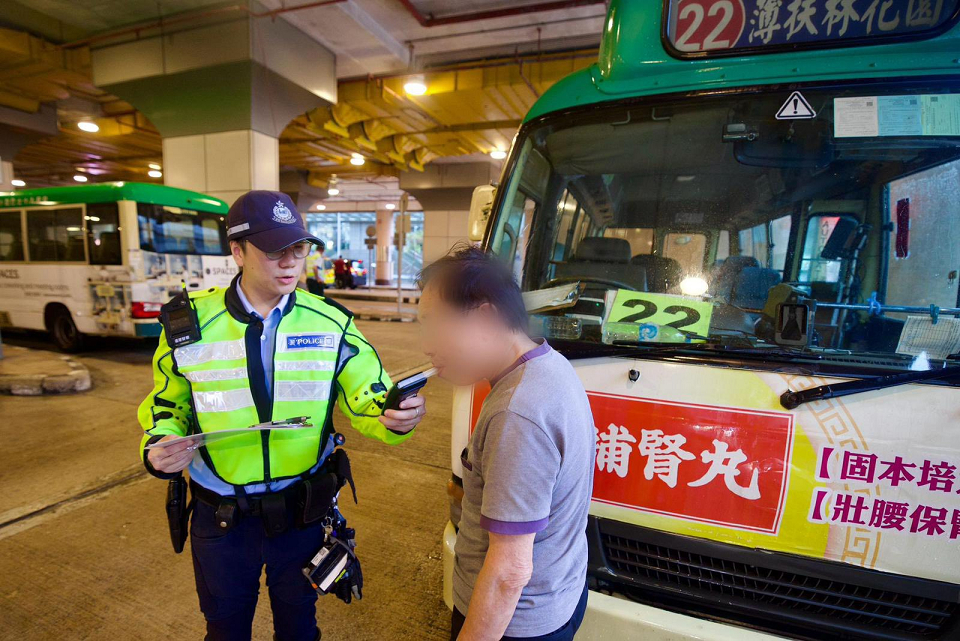 警方港島區打擊司機不專注駕駛 關注公共服務車輛違法行為