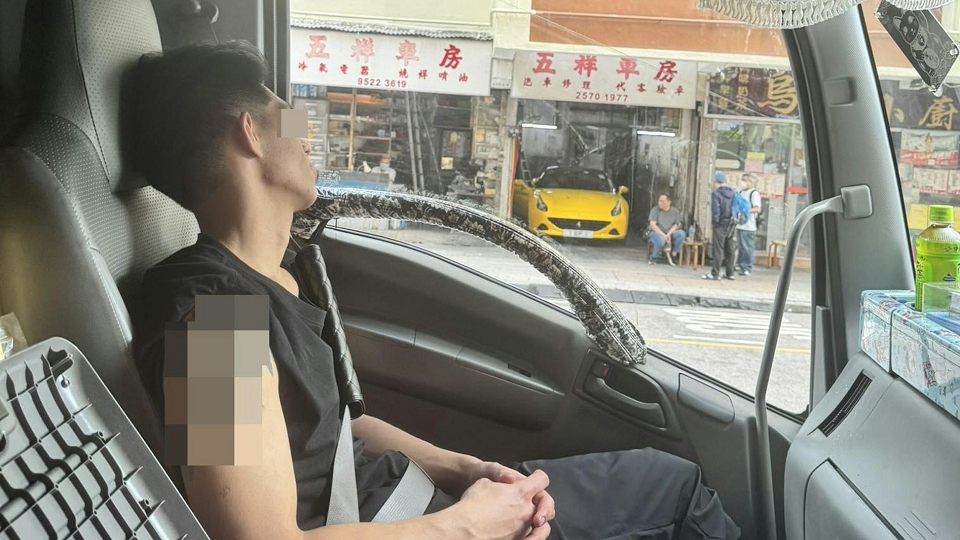 涉刑毀北角一商廈玻璃門 男子逃走躲貨車被捕