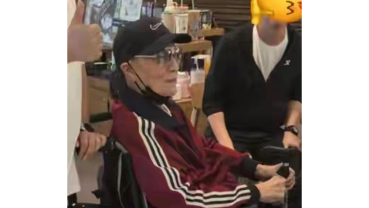 89歲謝賢坐輪椅現身 被小49歲前女友爆戀愛細節