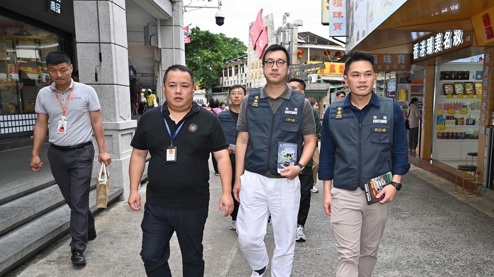 五一假期海關巡查中英街 籲商家勿賣冒牌貨及私煙