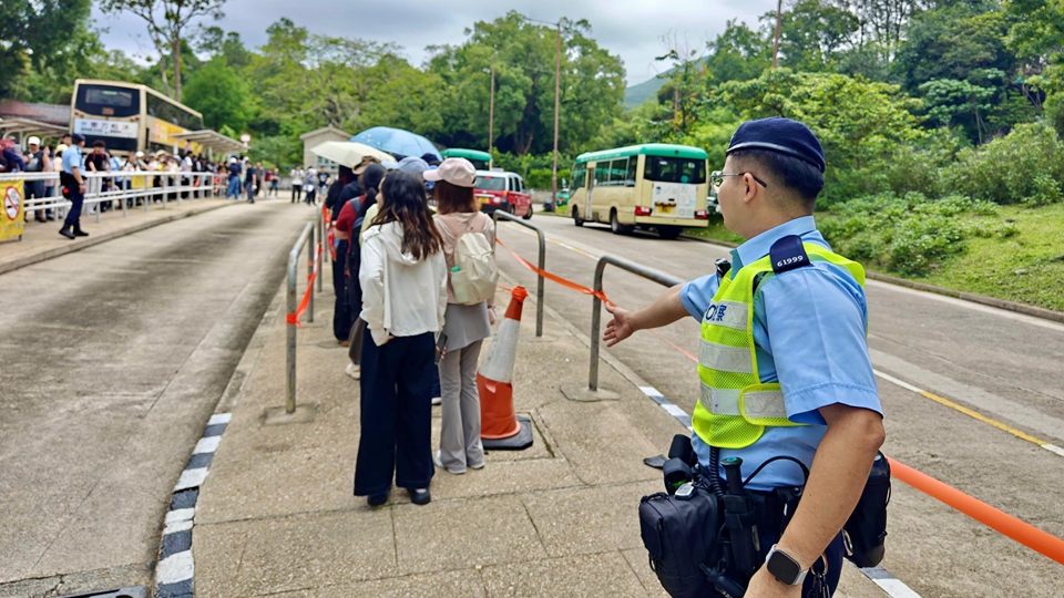 西貢東壩一帶人車流增加 警方實施人群管理措施