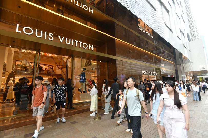 內地五一黃金周假期第二天 內地遊客斥逾萬元購物