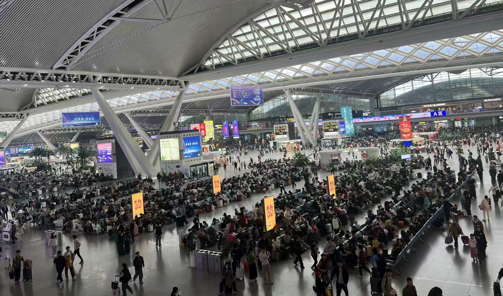 「五一」假期第二天，國鐵廣州局預計發送旅客292.8萬人次