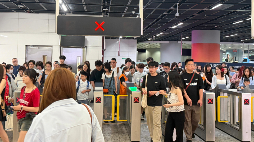 有片丨五一假期 港人花數千元北上遊玩