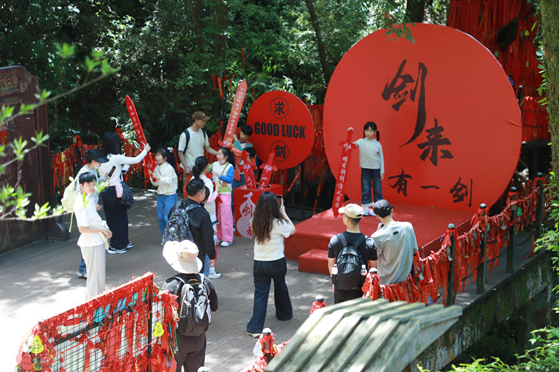 「踏春尋仙 日夜逍遙」  皖休寧齊雲山度假區人氣高漲