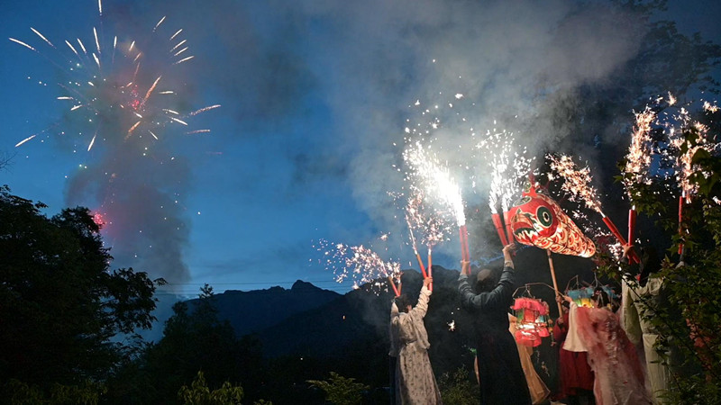 黃山祁門：花燈巡遊+非遺展演 古村夜遊別開生面