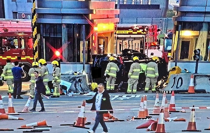 港珠澳口岸私家車撞檢查亭翻側 夫婦被困女乘客死亡