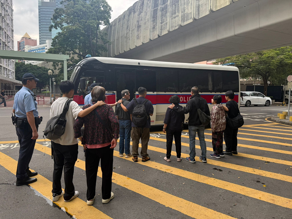 警方葵涌打擊街頭賭博 拘4名七旬長者